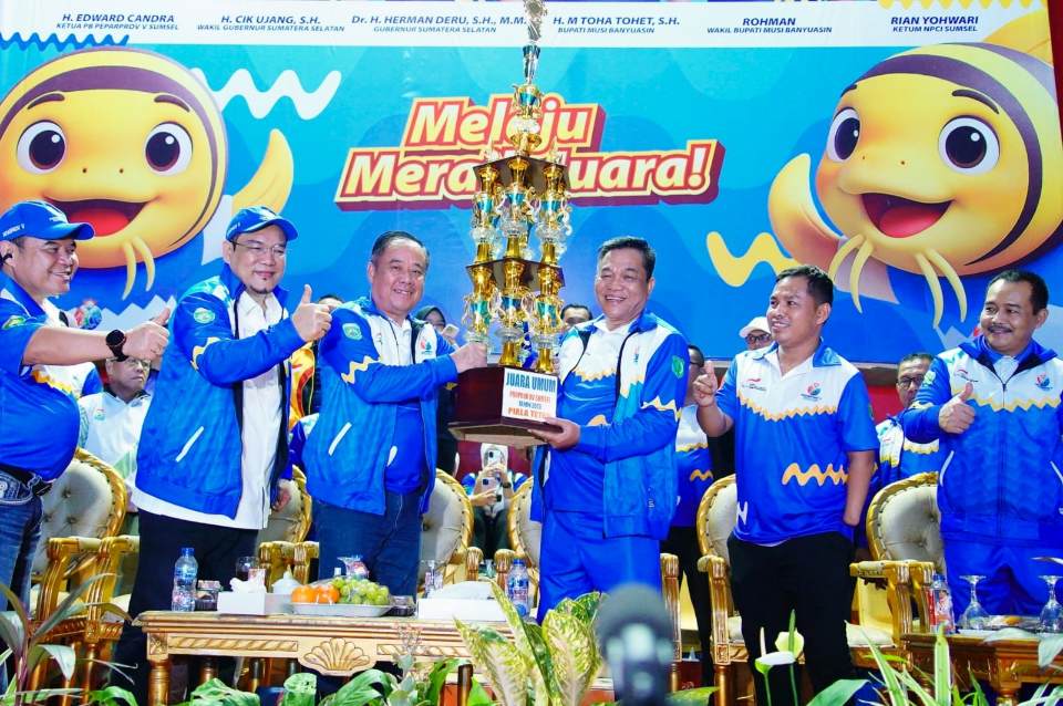 Resmi Ditutup, Bupati Muba Angkat Tropi Juara Umum Porprov XV Sumsel 