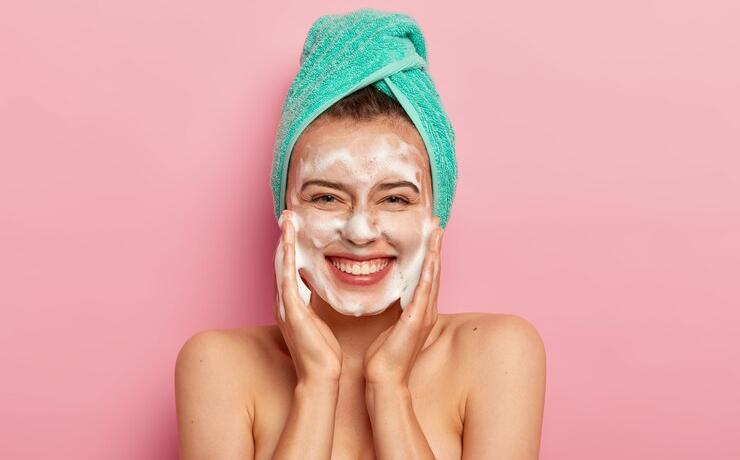 Bersihkan Wajah Secara Efektif! Simak 4 Produk Double Cleansing Paling Bagus Menghapus Noda Make Up