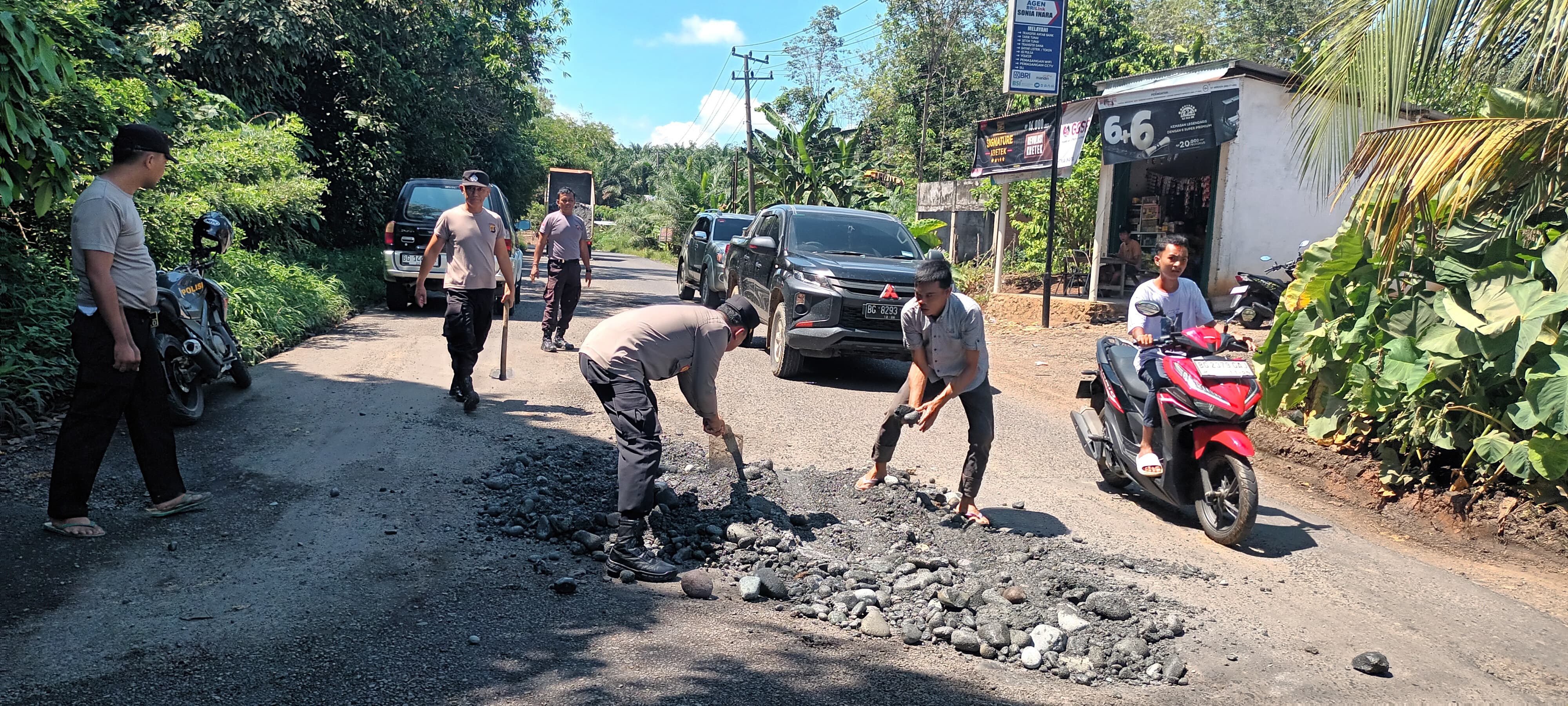 Demi Keselamatan Masyarakat, Giliran Polsek Muara Lakitan dan Muara Beliti Kompak Tambal Jalan Berlubang