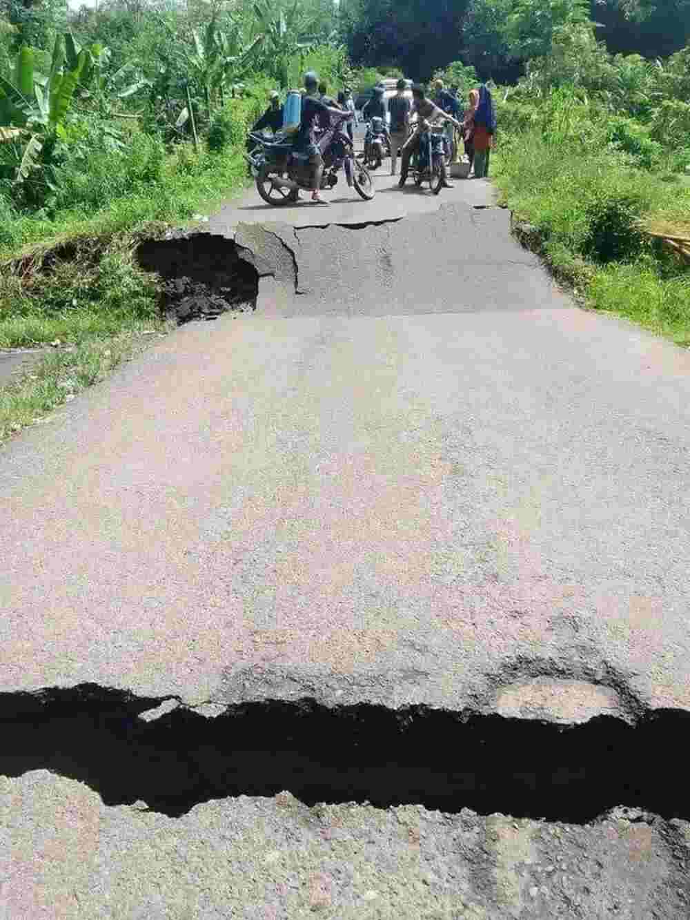 GAWAT! Jalan di Payaraman Ogan Ilir Putus, Ini Penampakannya 