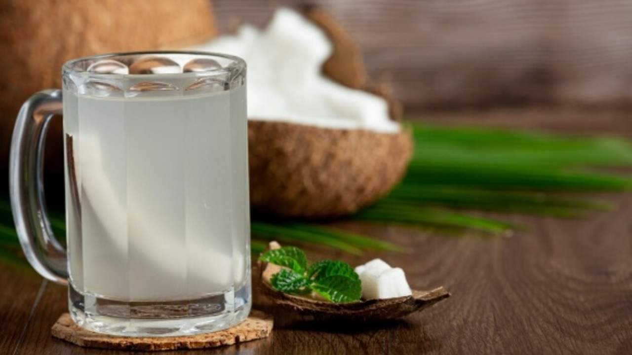 Minum Air Kelapa Saat Berbuka? Ini 6 Manfaat yang Bikin Tubuh Segar dan Sehat!