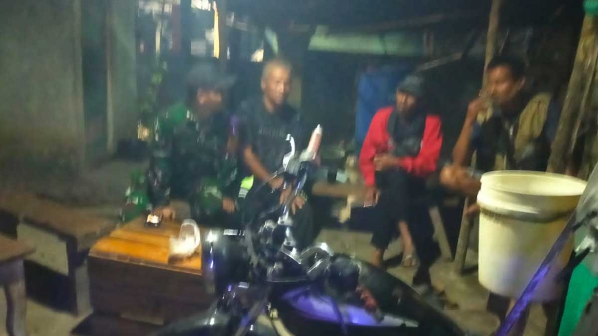 Sambangi 8 Petugas Ronda Malam: Serda Fadliansah Turun Langsung Berikan Wejangan dan Bekali Cara Bela Diri