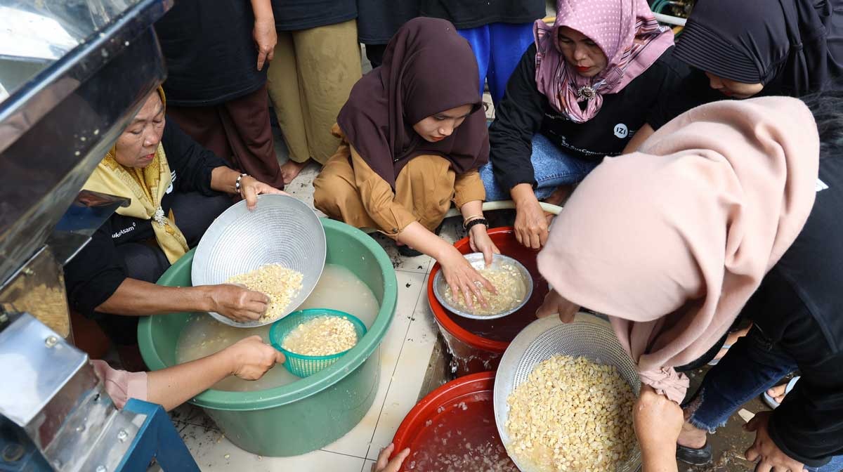 Bukit Asam dan IZI Berdayakan Masyarakat Desa Prabu Menang Lewat Usaha Tempe