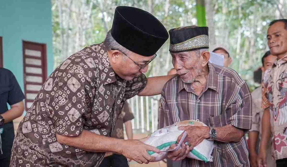 Sambut Lebaran, Apriyadi Boyong Paket Sembako dan THR untuk Kaum Dhuafa di Desa Lumpatan