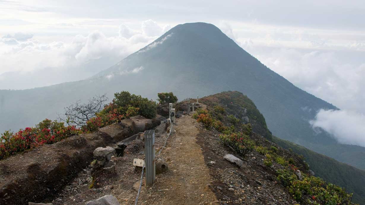 Ini Salah Satu Gunung Tertinggi di Pulau Jawa, di Puncaknya Ada Makam Pangeran Padjajaran
