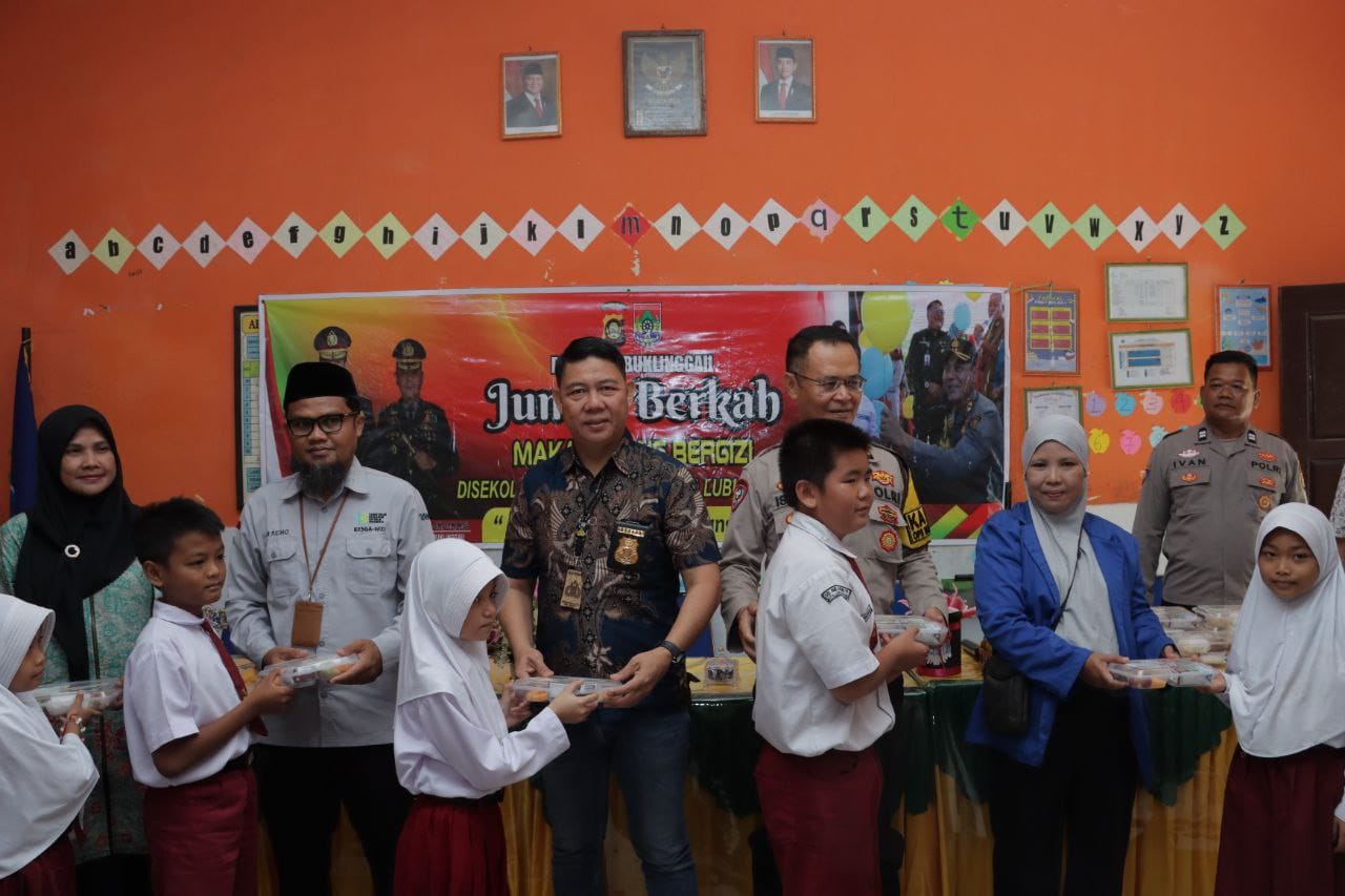 Polres Lubuklinggau Bagikan Makanan Sehat dan Bergizi Bagi Pelajar SDN 19 