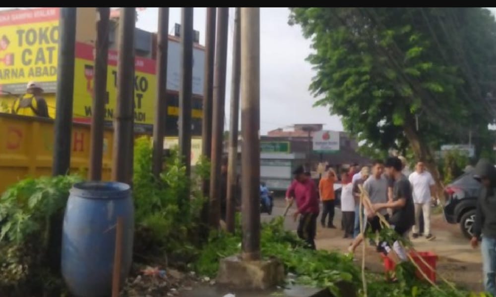 MANTAP! Warga di 26 Ilir Palembang Lakukan Gotong Royong Bersihkan Selokan Tersumbat 