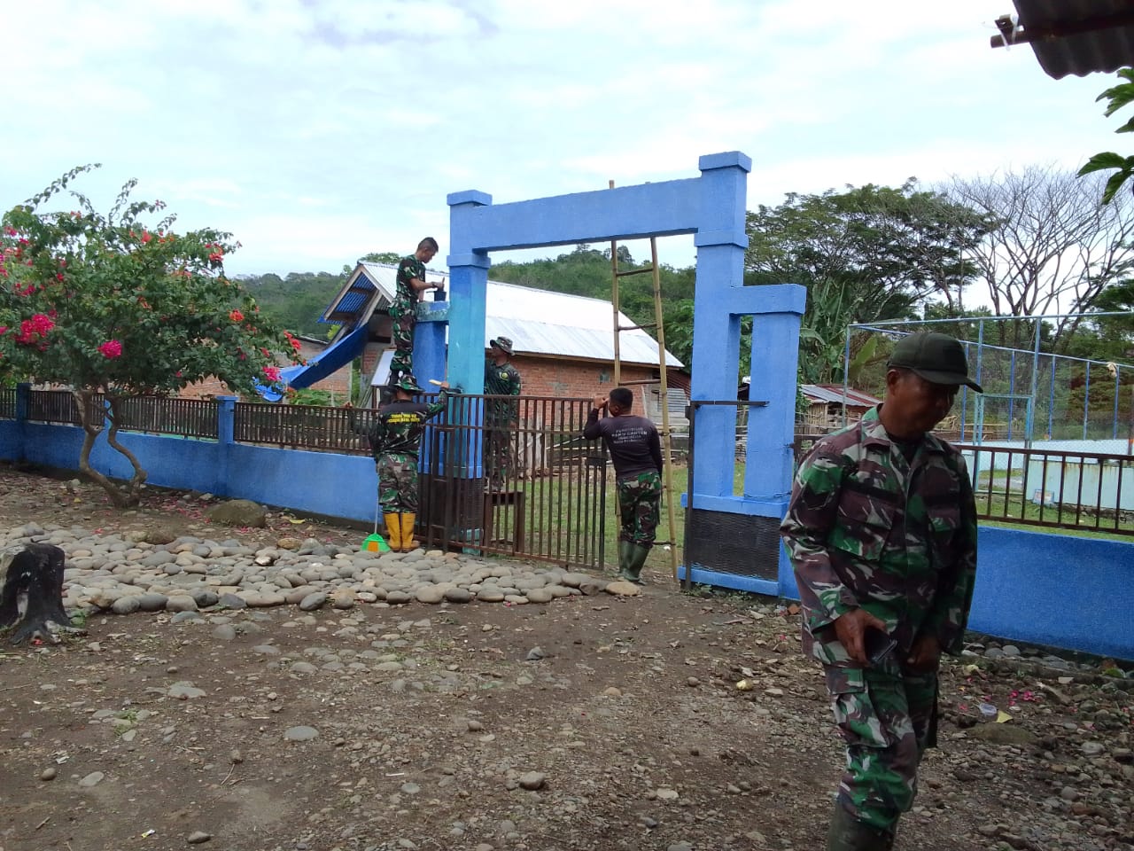 Pagar dan Gapura SDN 6 Pulau Pinang Dominasi Warna Biru