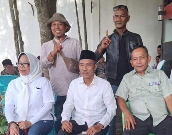 Bakal Dipecat? Oknum Sekretariat PPS Mataram Jaya OKI Berpose Satu Jari