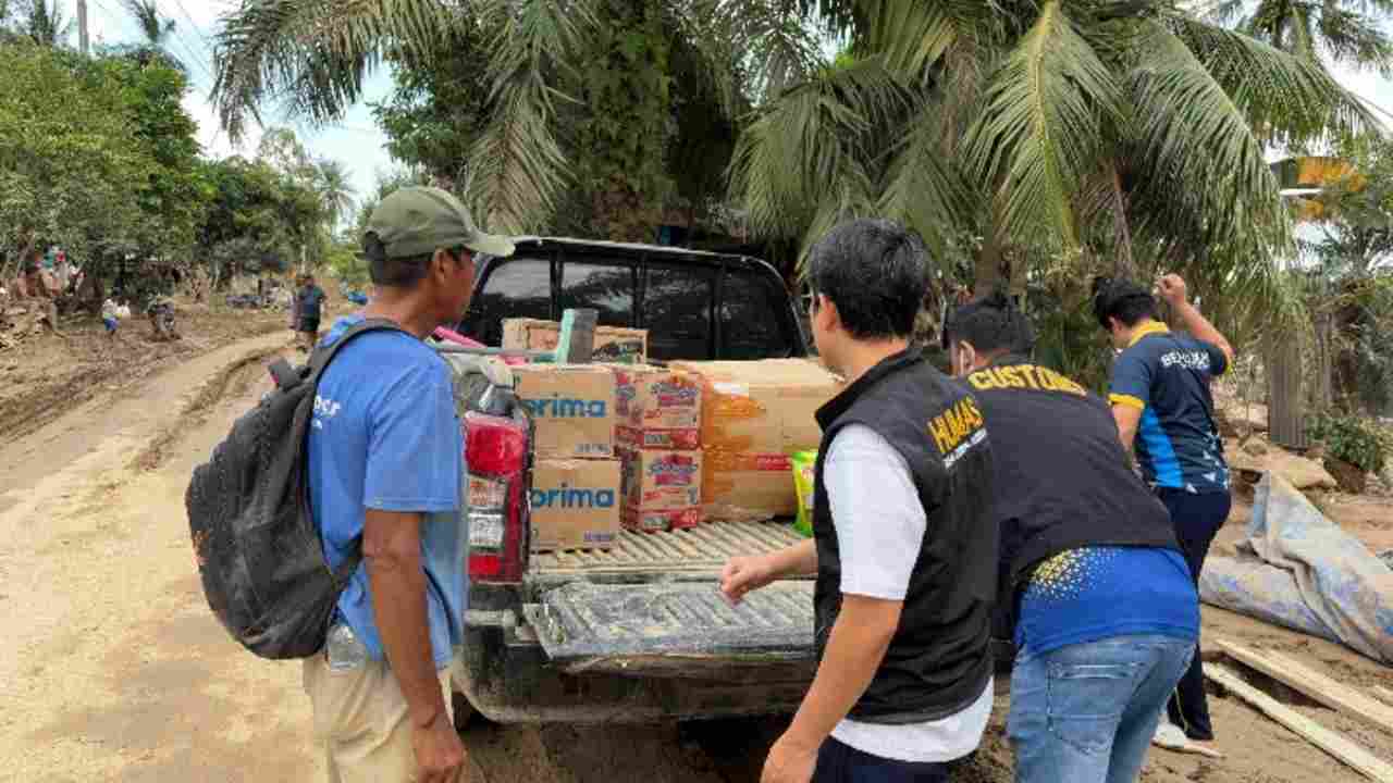 Terjang Akses Berlumpur, Tim Bea Cukai Langsa Salurkan Bantuan untuk Korban Banjir Aceh Tamiang
