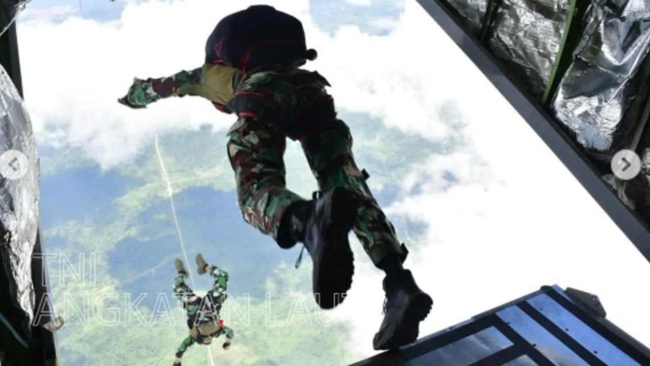 Terjun Bebas dari 10.000 Kaki, Prajurit Yontaifib Asah Kemampuan Tempur,  Garang Abis!