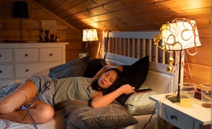 Ngeri Banget! Ini 6 Dampak Buruk Tidur dengan Lampu Menyala, Bahayanya Ga Kaleng-kaleng 