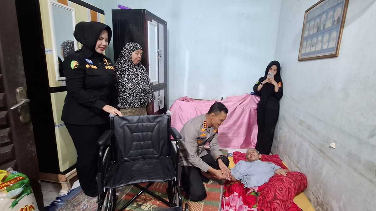 Bantu Pasien Penyakit Kronis, Kapolrestabes Palembang Salurkan Kursi Roda Gratis Lewat Program Sejati