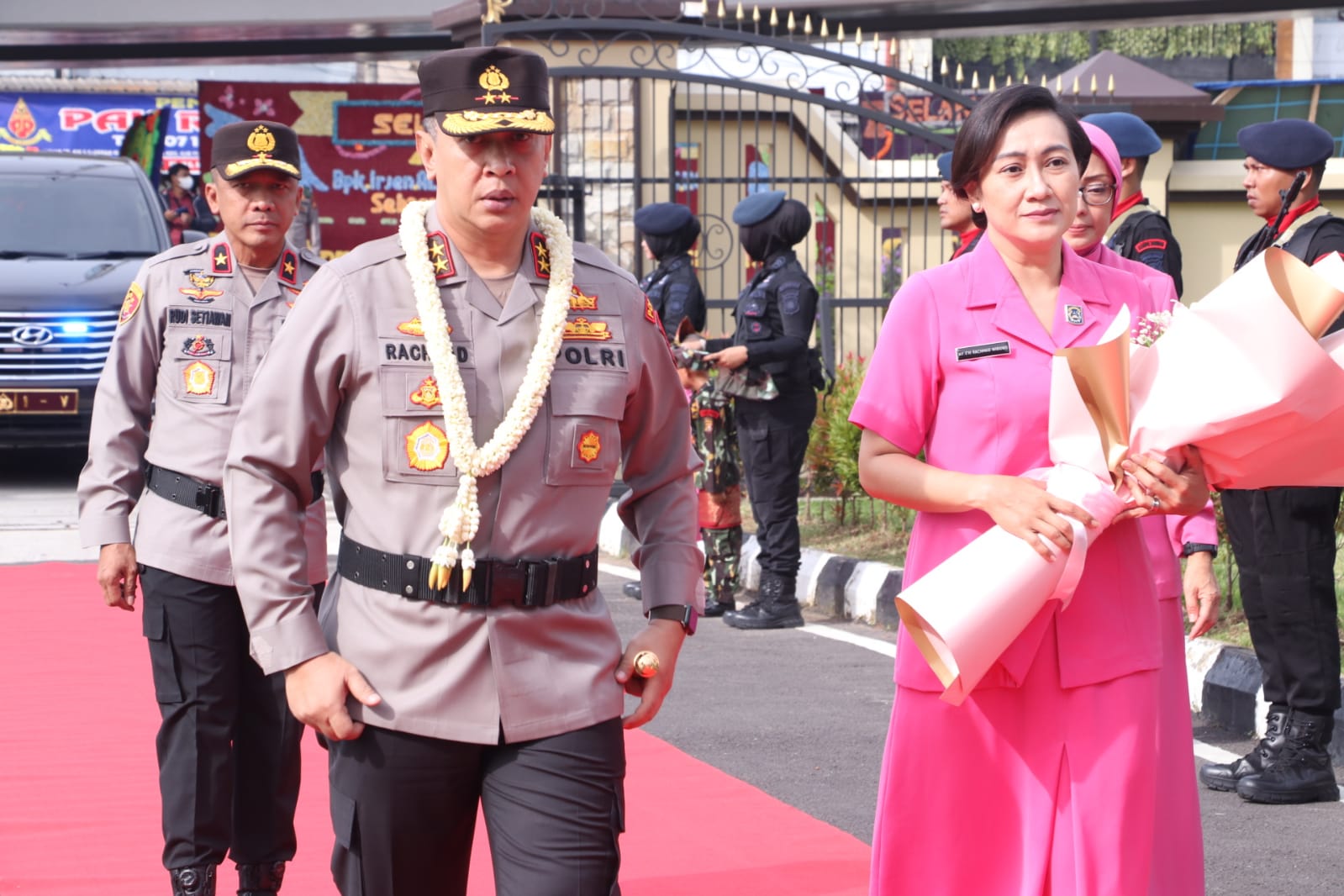 Perdana Pijakkan Kaki di Mapolda Sumsel, Irjen Pol Albertus Didampingi Istri Liat Ruang Kerja