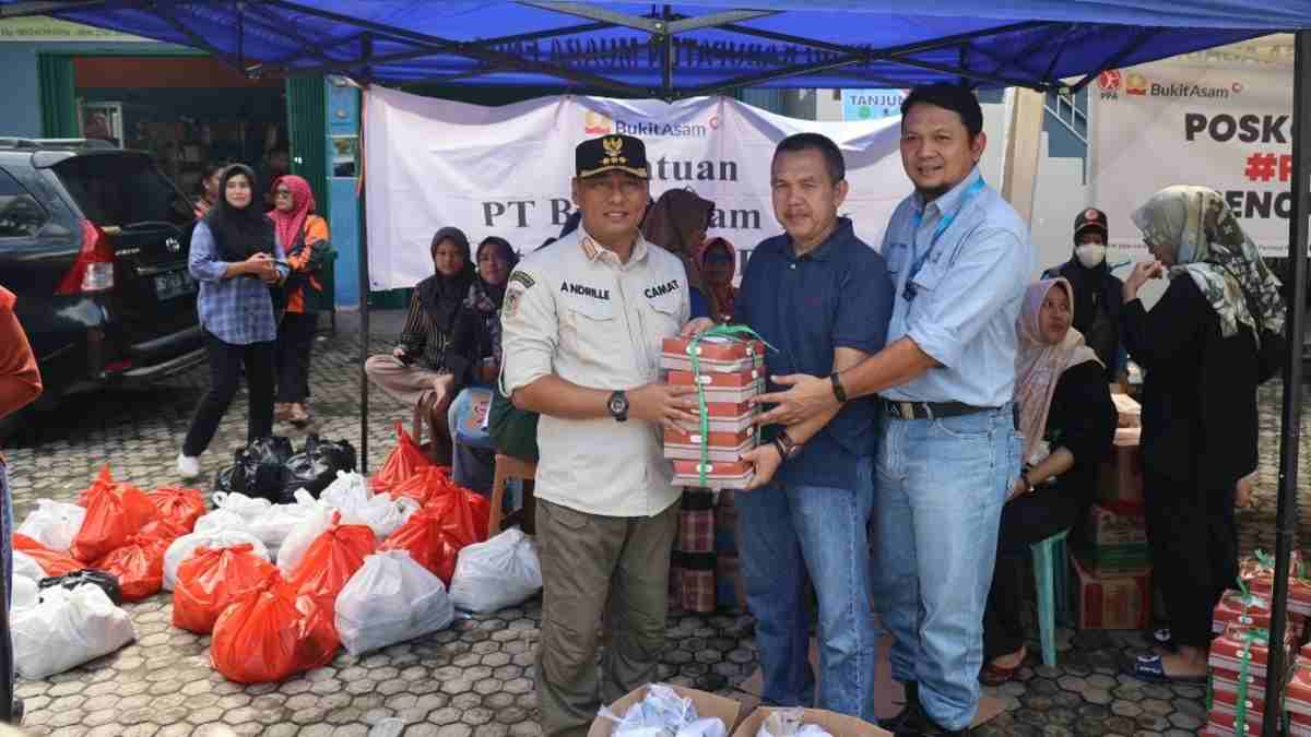 PT Bukit Asam Tbk Salurkan Bantuan untuk Korban Banjir di Lawang Kidul Muara Enim