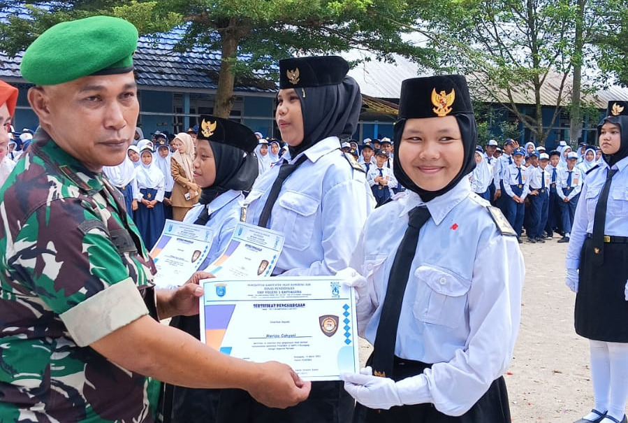 Danramil Kayuagung Melantik Anggota Paskibra SMPN 3 Kayuagung