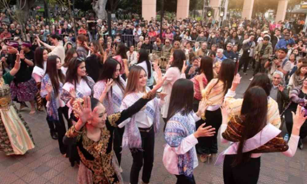 WOW! Finalis Miss World Peru 2024 Ramai-ramai Pakai Batik Karya UMKM Indonesia 