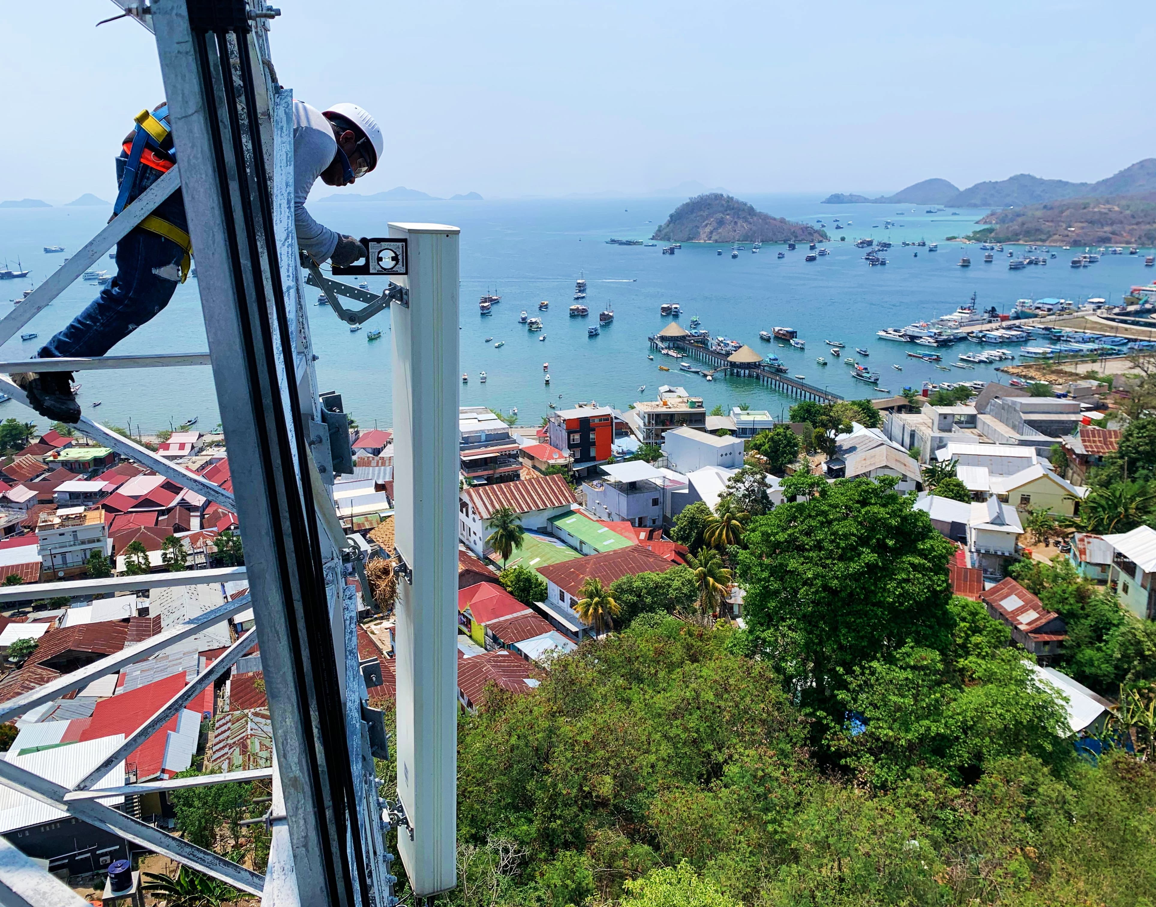 XL Axiata Peduli, Dukung Korban Erupsi Gunung Lewotobi Dengan Jaringan dan Bantuan