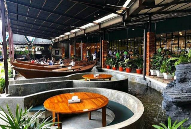 Rekomendasi 5 Tempat Makan di Palembang, Berikan Sensasi Makan di Atas Perahu, Tertarik Coba?