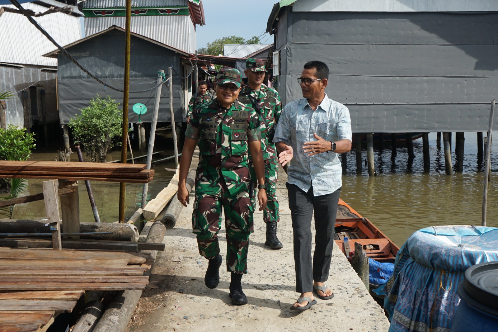 Sambangi Desa Kuala Dua Belas, Dandim 0402/OKI Tinjau Lokasi Pembangunan Jembatan Gantung