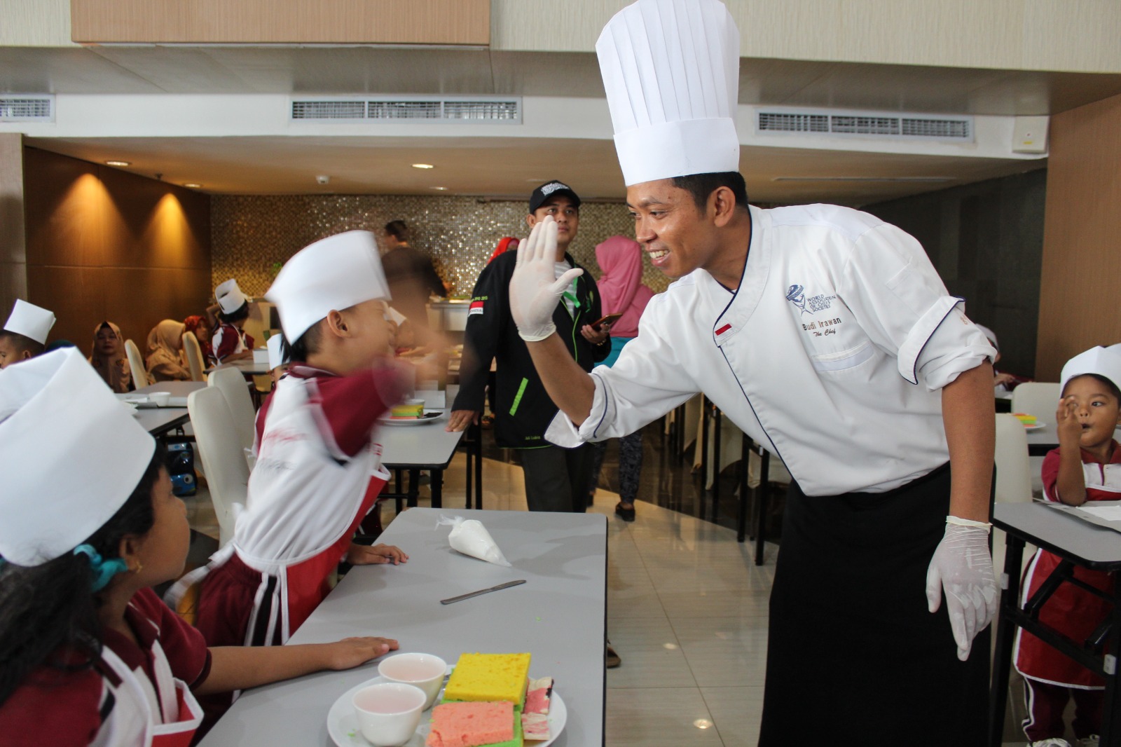 Kreasi Hias Mini Tumpeng Meriahkan HUT ke-8 Hotel Santika Radial Palembang