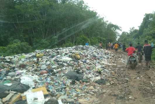 Tumpukan Sampah di TPA Sidomulyo Banyuasin Meluber Ke Jalan