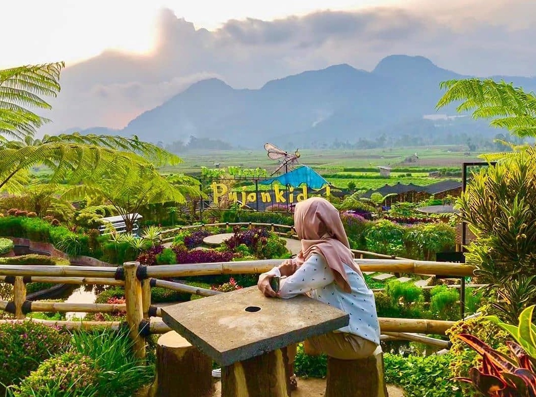 Unik! Warung Tengah Sawah di Ponorogo Laris Manis, Sediakan Nasi Pecel Rp5.000-an