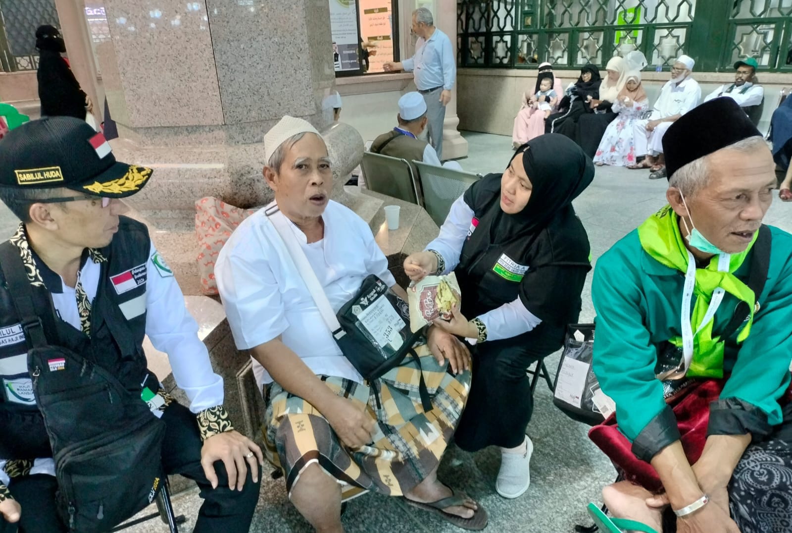 Cuaca Terik, Petugas Haji Siap Berjaga 24 Jam di Nabawi untuk Membantu Para Jemaah Indonesia 