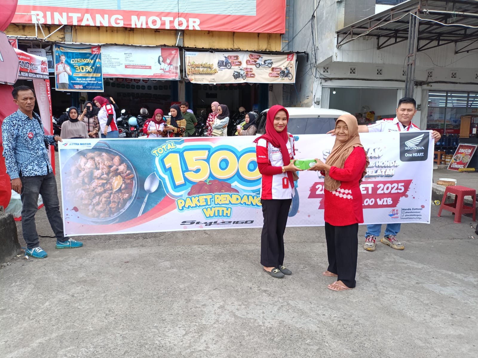 Jaringan Dealer Honda Sumsel Bagikan 1.500 Paket Rendang  