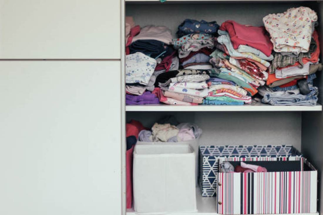 JANGAN BINGUNG! Ini 7 Cara Mudah Cegah Baju Bau Apek di Lemari