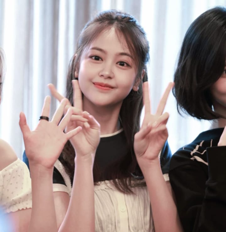 SUKSES! Acara Fans Sign dan Cafe Event Hearts2Hearts Berjalan Lancar, Carmen Bahagia Pulkam