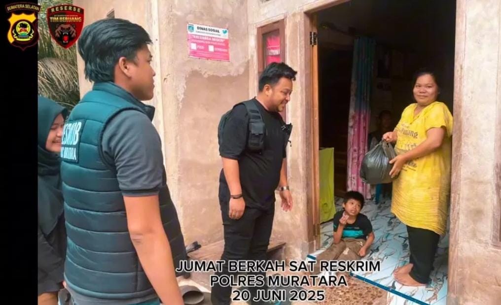 Satreskrim Polres Muratara Bagi Sembako Langsung Ke Rumah Warga Kurang Mampu