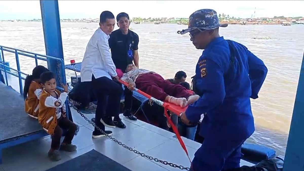 Ambulance Apung Beraksi Lagi, Warga Lansia di Upang Dievakuasi ke RS Boom Baru