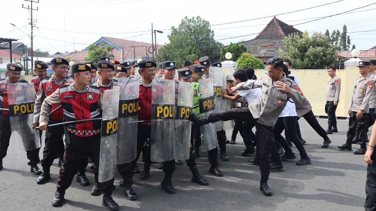 Mapolres Lahat Mendadak Ramai, Personel Bersenjata Lengkap Lakukan Simulasi Pengendalian Massa