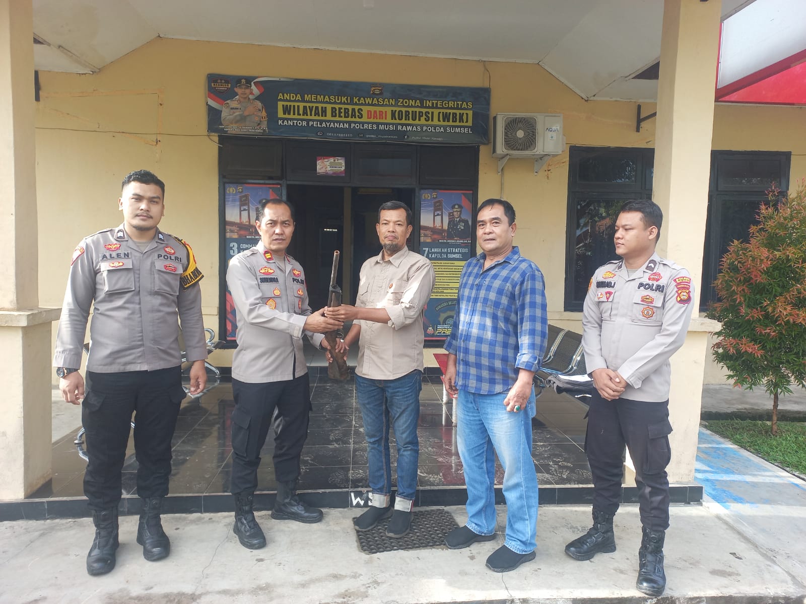 Polsek Muara Kelingi Terima Penyerahan Senpira dari Masyarakat