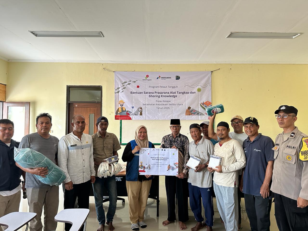 PHE OSES Berikan Bantuan Alat Tangkap Bagi Nelayan Pulau Kelapa