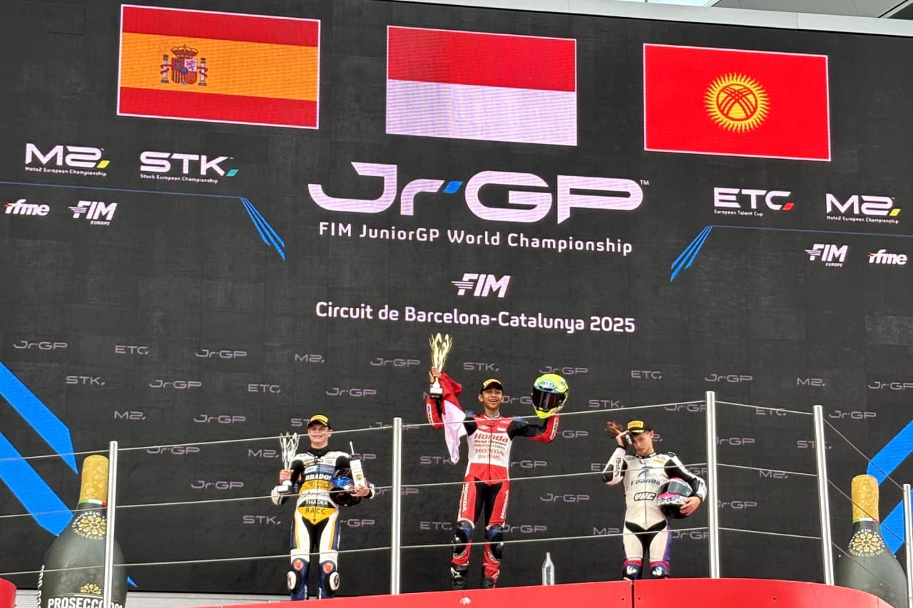 Lagu Indonesia Berkumandang, Pebalap Binaan AHM Fadillah Arbi Aditama Raih Juara FIM JuniorGP Barcelona