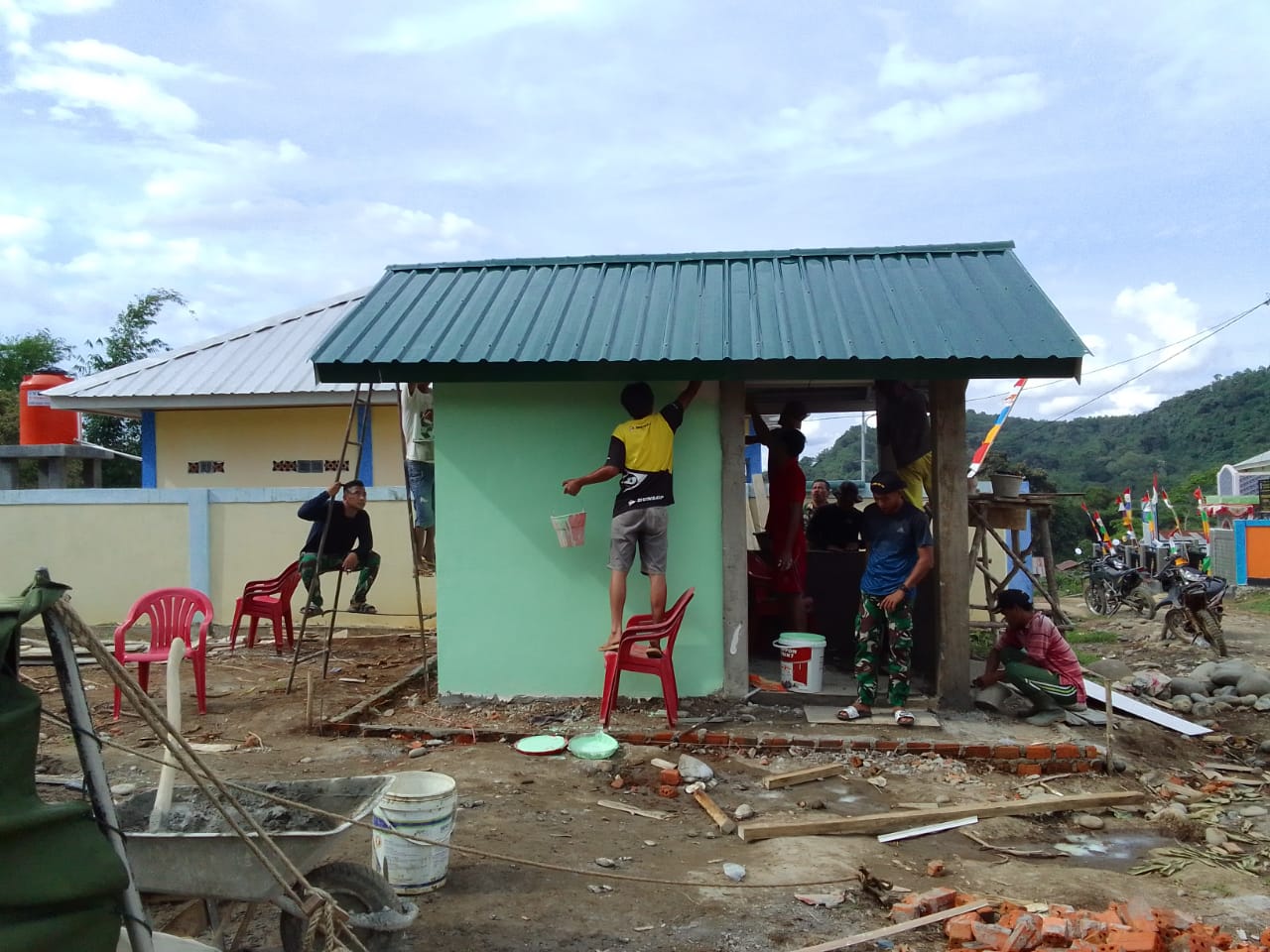 Dinding Poskamling ‘Diserbu’ Personel TMMD dan Warga Desa Pagarbatu