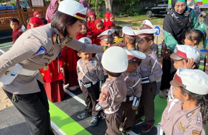 Satlantas Polres OI Edukasi Anak-Anak Cara Berlalu Lintas