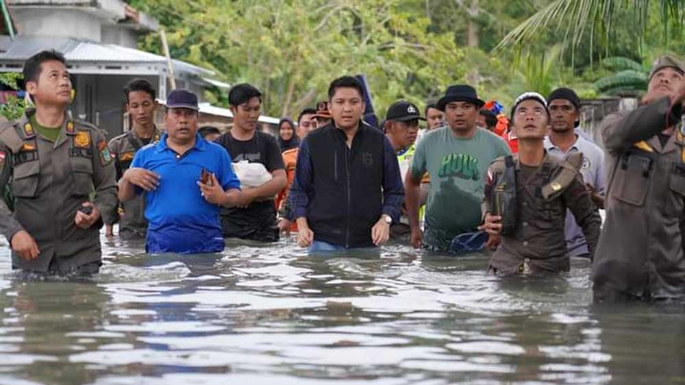 Bupati Panca Tinjau Kondisi Banjir di 2 Kecamatan di Ogan Ilir, Lihat Bupati Sampai Begini