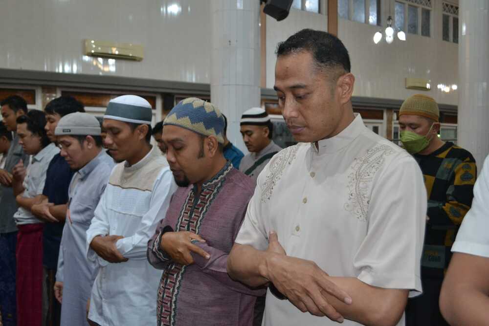 Dirsamapta Polda Sumsel Salat Bersama di Masjid Darul Ridhwan