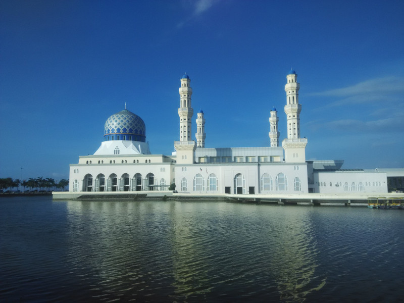 Anggaran Hanya Rp500 Juta, Masjid Ini Dibangun di Tengah Lautan, Kok Bisa?