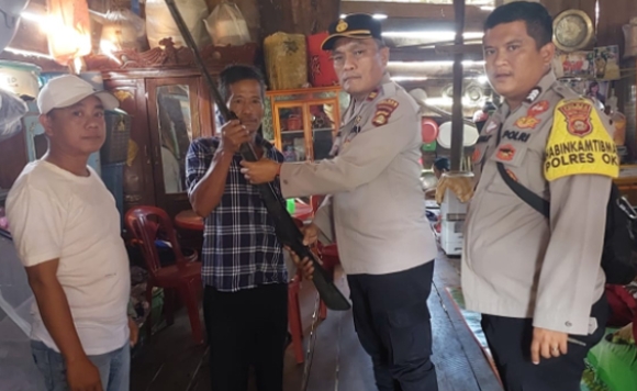 SUKARELA! Petani di Lempuing Jaya OKI Serahkan Senpi Rakitan ke Polisi