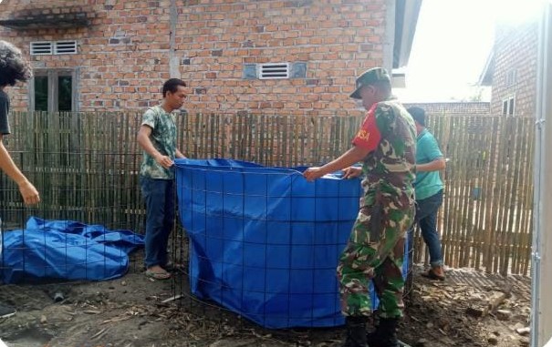 Babinsa Koramil 405-02/Merapi Gotong Royong Bangun Kolam Ikan Terpal