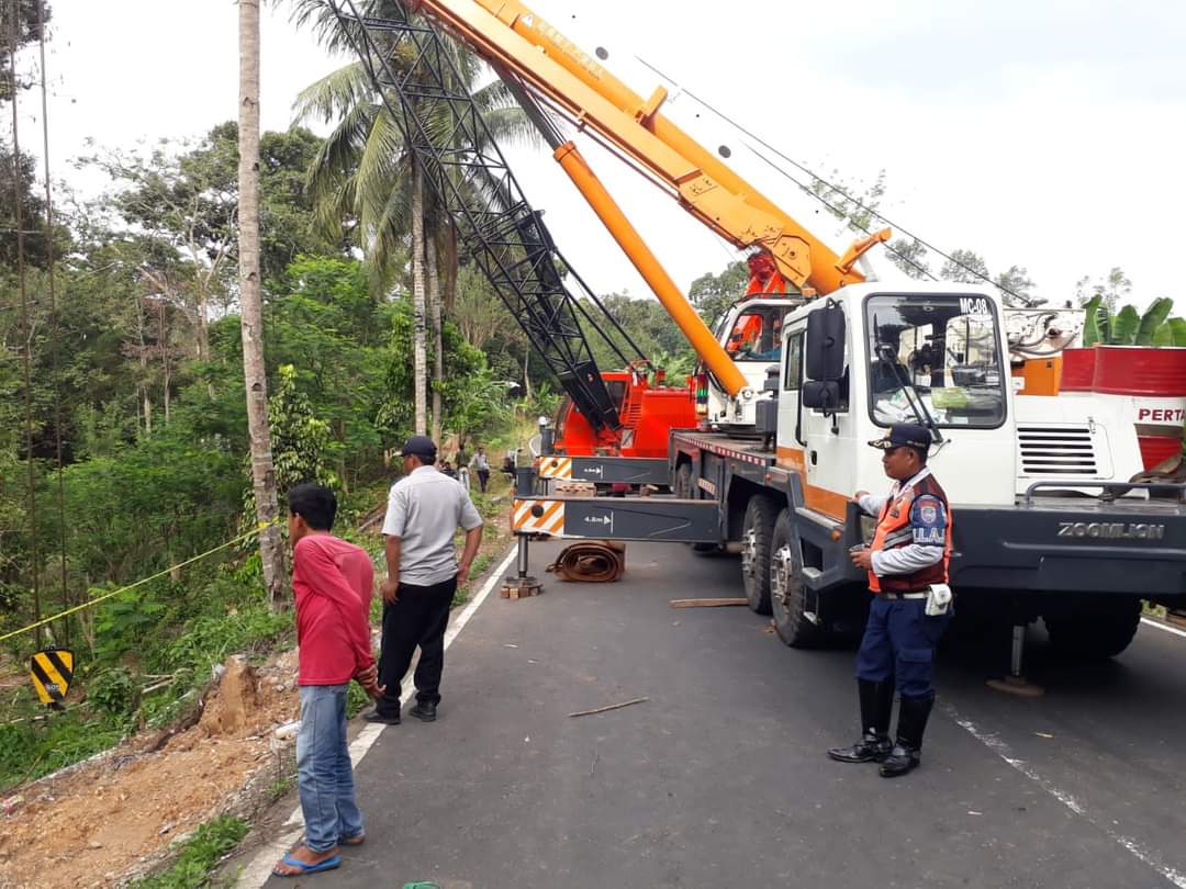 Crane Nyungsep, Jalan Jagaraga-Pemkab OKUS Ditutup Tiga Hari