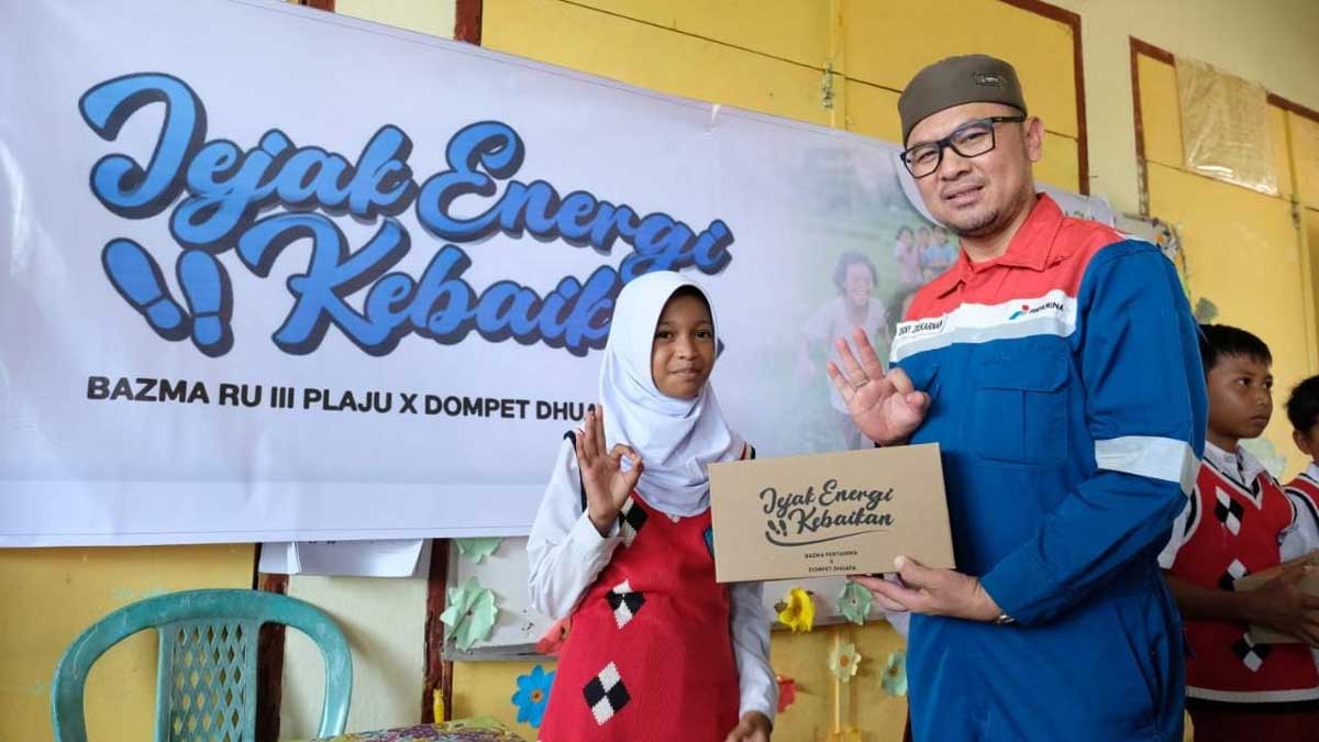 100 Pasang Sepatu Untuk Siswa SD di Banyuasin, Bazma Kilang Pertamina Plaju Tebar Jejak Energi Kebaikan