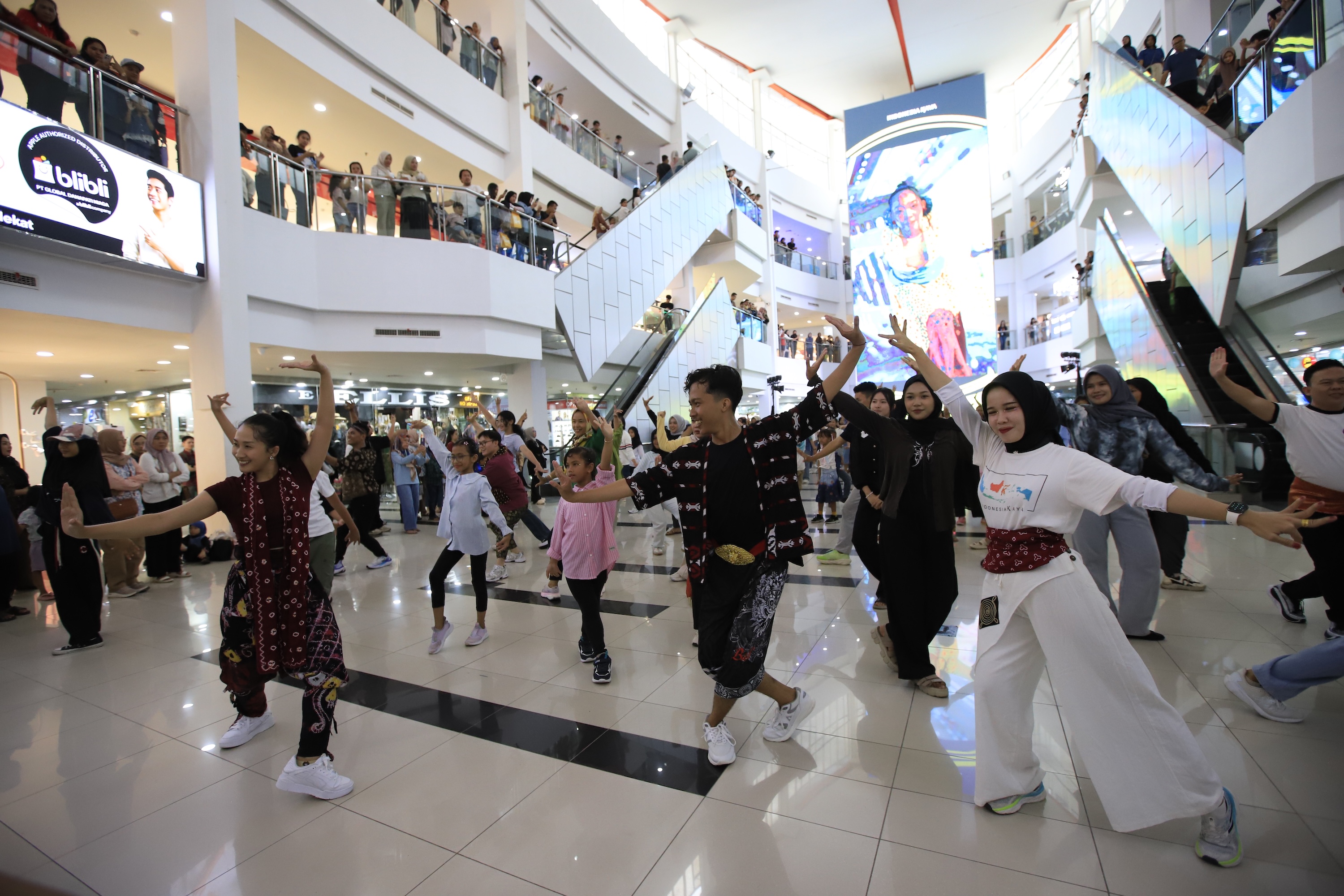 Jelang Indonesia Menari 2025, Ratusan Peserta Ajak Masyarakat Menari bersama di PTC Mall