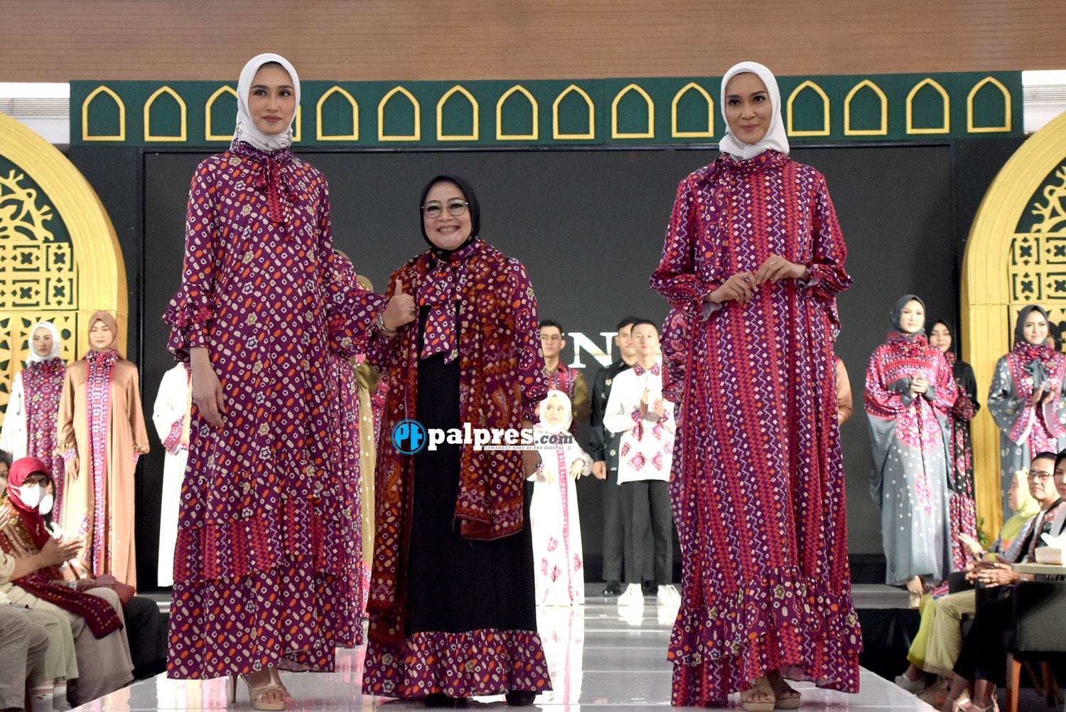 Sekda Palembang Ratu Dewa Apresiasi Fashion Show Rumah Busana Tria