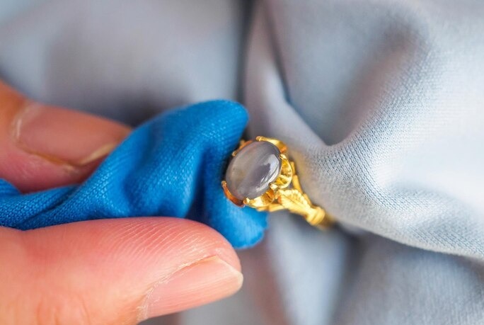 Cara Praktis Bersihkan Sendiri Perhiasan Emas di Rumah 