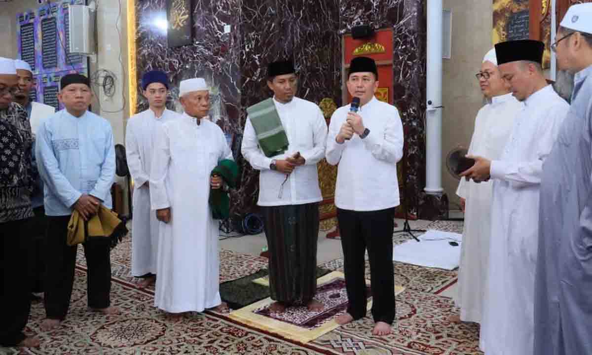 Pj Gubernur Sumsel Berikan Bantuan Sekaligus Halal Bihalal Bersama Jamaah Masjid Baiturrahman
